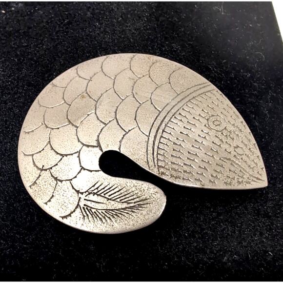 Brooch Pin Jewelry Silver Tone Fish Modern Abstract Vintage Etched Metal - Picture 1 of 4